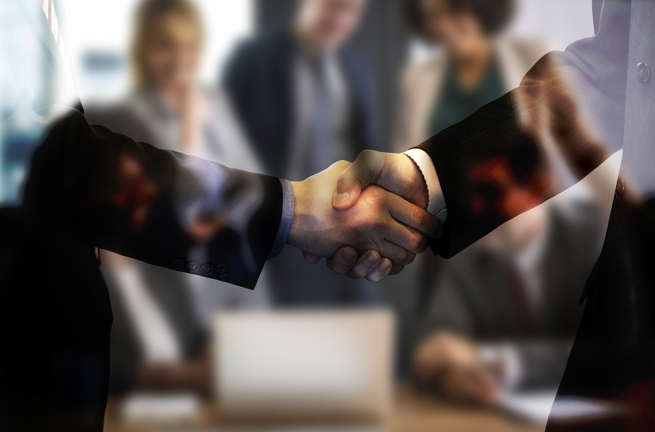 Equipo de trabajo uniendo las manos en señal de cooperación
