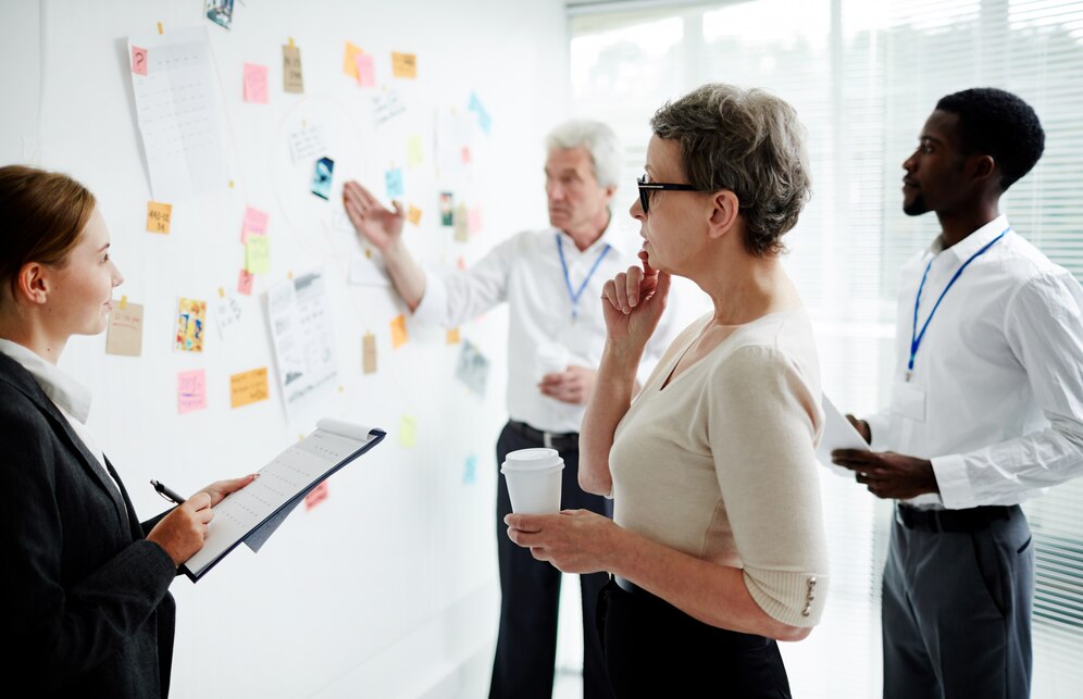 Directivo reflexionando sobre la estrategia de su empresa